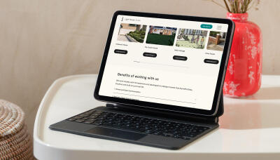mockuuups ipad air mockup on a cozy home table with a decorative vase